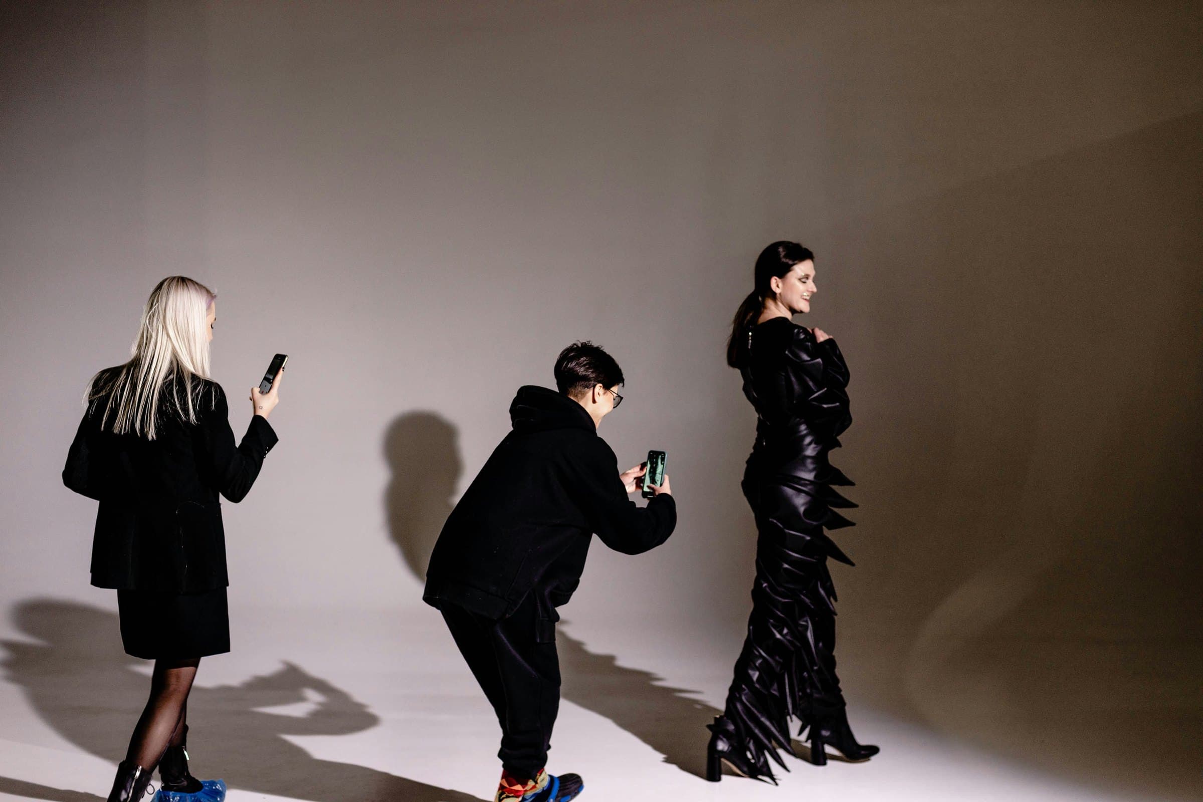 Coulisses de la campagne : photographe et mannequin sur le plateau